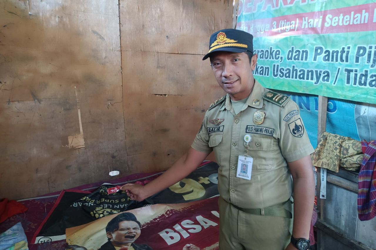 Petugas Satpol PP saat merazia Bedeng bekas proyek yang diduga jadi tempat prostitusi