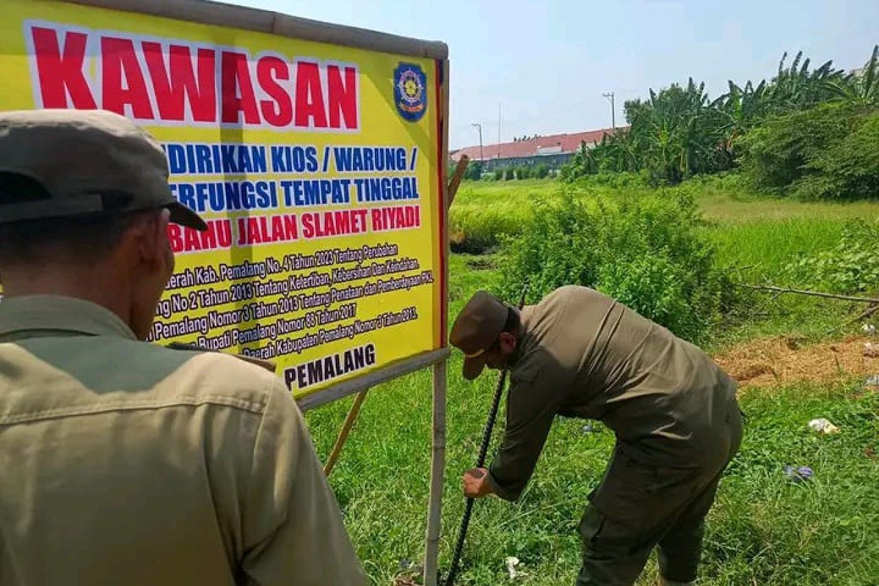 Satpol PP Pasang Papan Larangan Berjualan