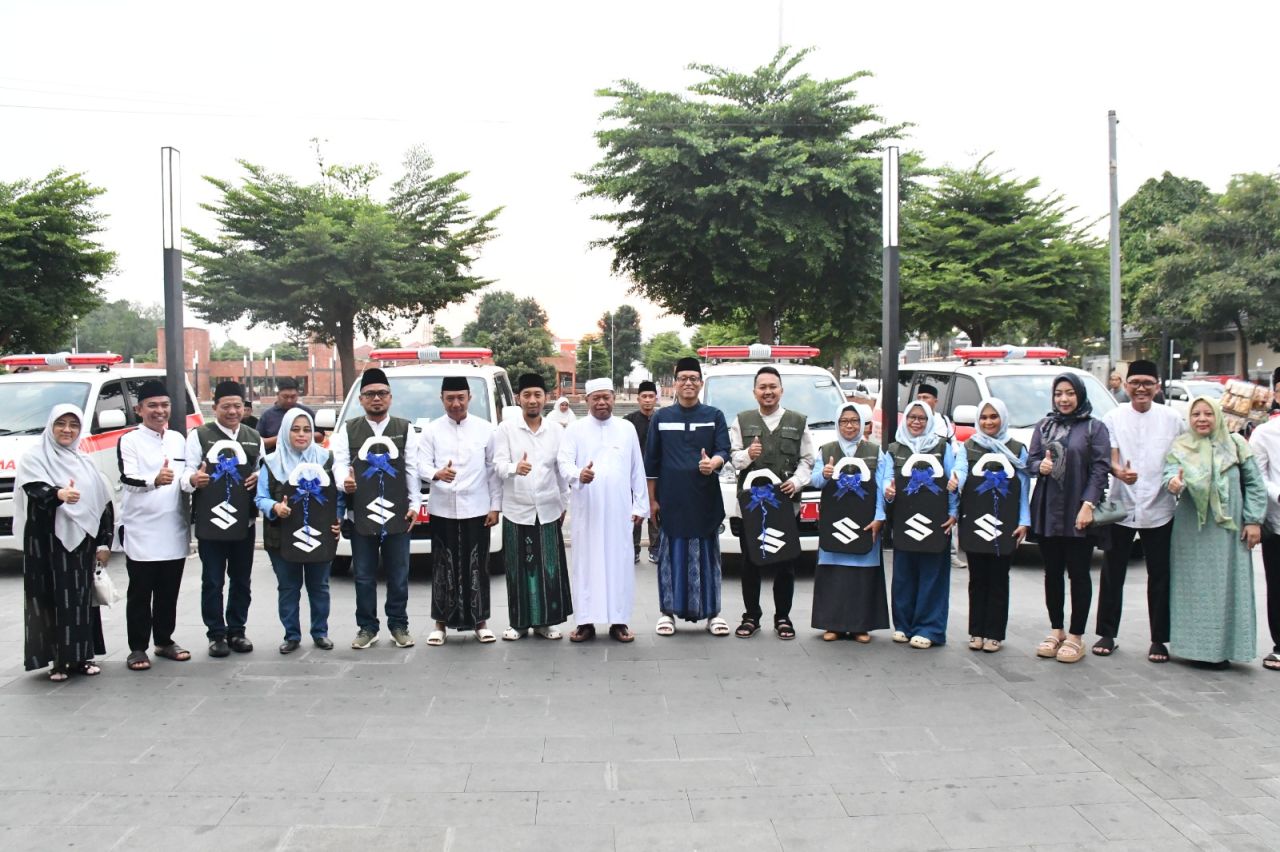 Eman serahkan tujuh unit ambulans baru kepada sejumlah Puskesmas