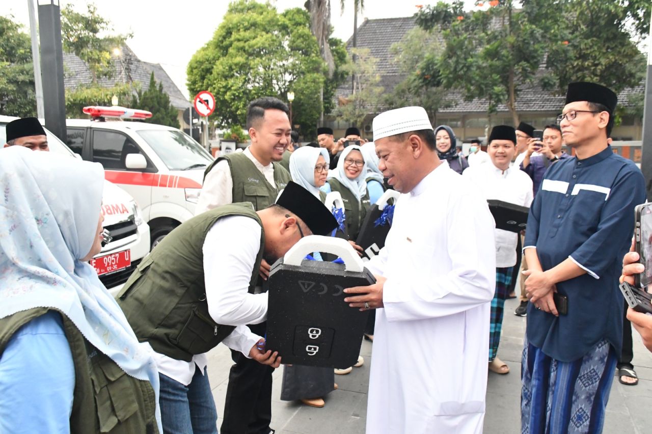Penyerahan Ambulans baru bagi sejumlah puskesmas di Majalengka