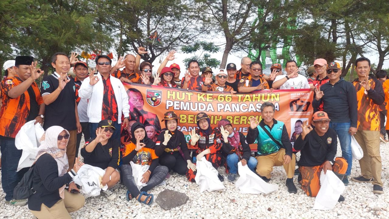 Pemuda Pancasila Surabaya bersih-bersih Pantai Kenjeran
