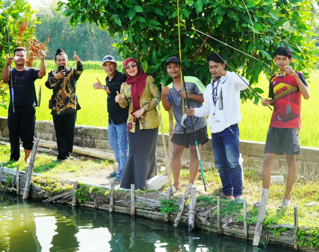 Humble Itu Nyata, Senator Lia Terlihat Cozy Mancing Bareng Warga Nganjuk