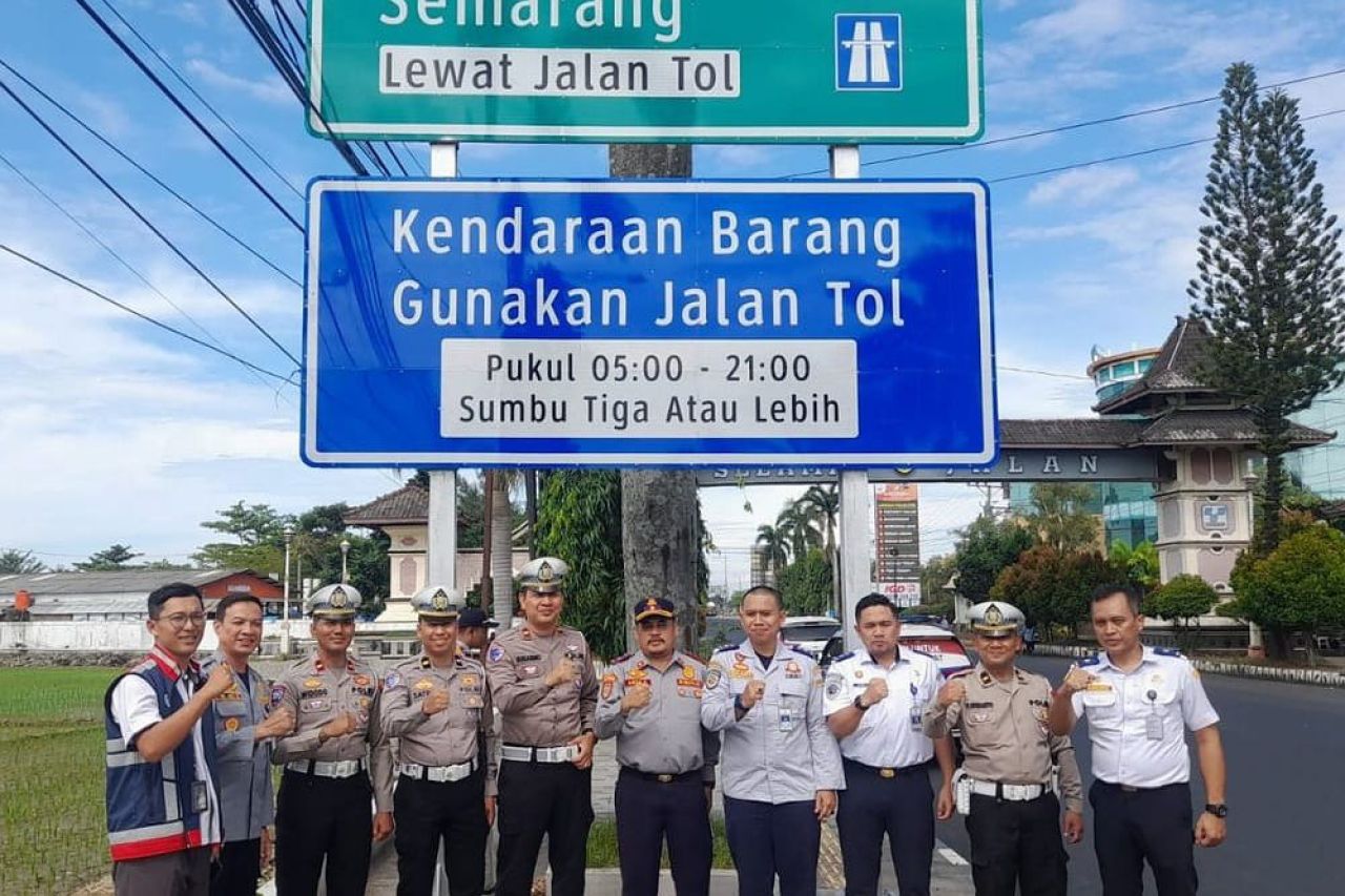 Rambu lalu lintas di Tol Pemalang