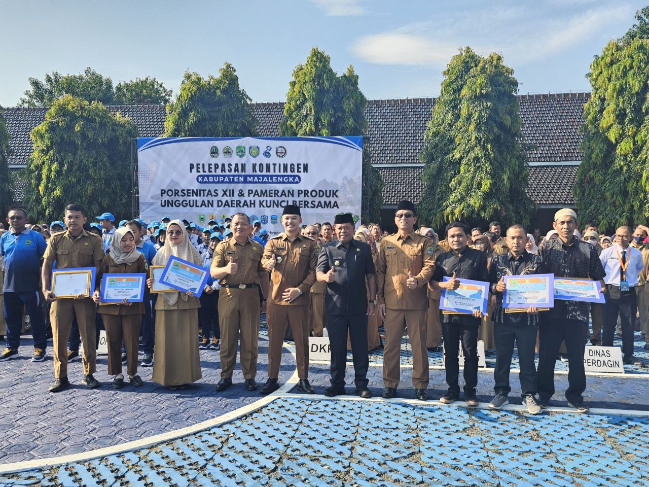 Bupati memberikan penghargaan kepada Penyuluh dan Petani Berprestasi