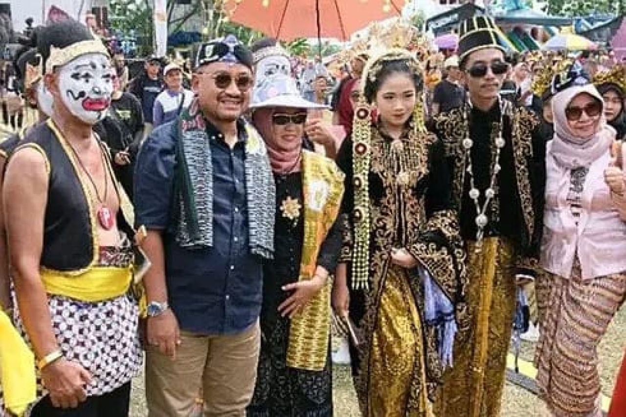 Meriah, Ribuan Warga Ikuti Gelaran Festival Sarung Goyor Pemalang