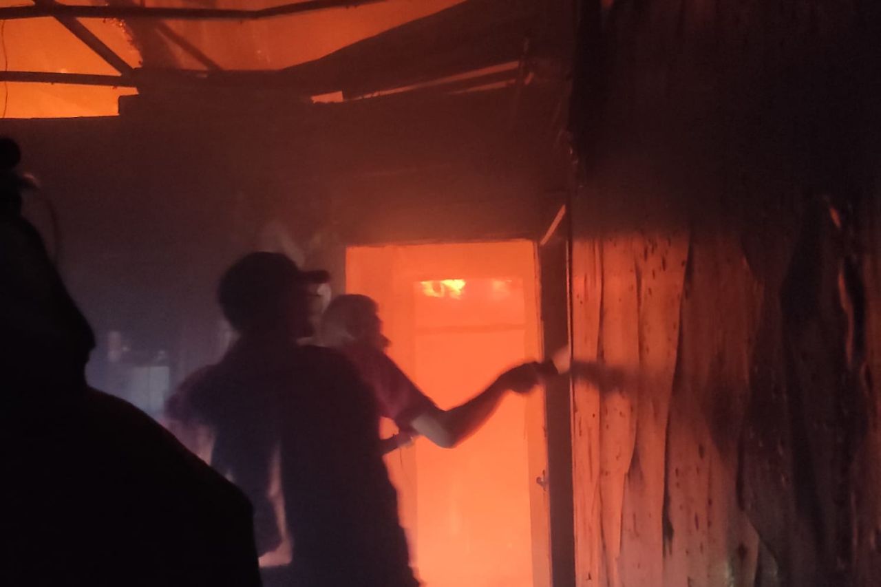 Kebakaran di Desa Bulakan menyebabkan beberapa rumah hangus