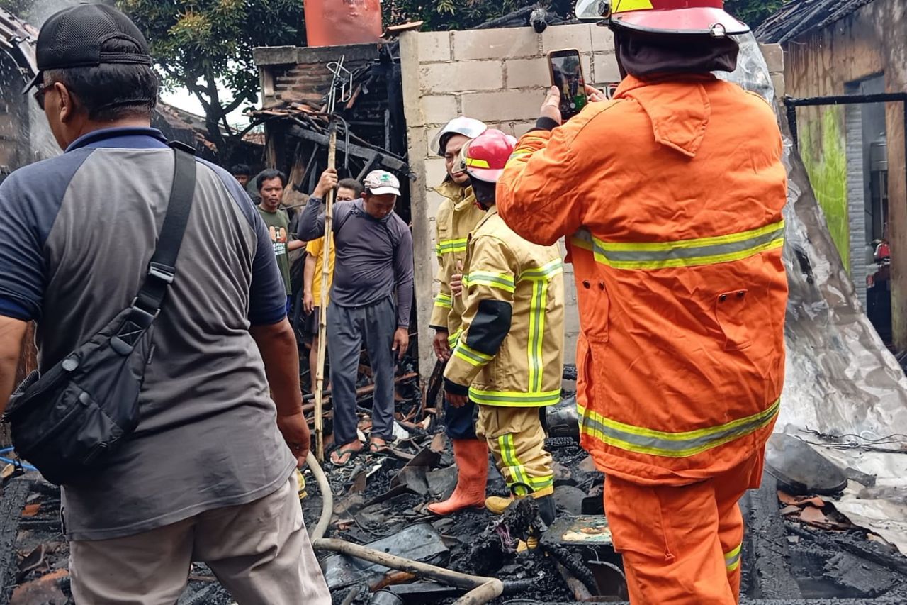 Puing-puing rumah warga usai dilalap api