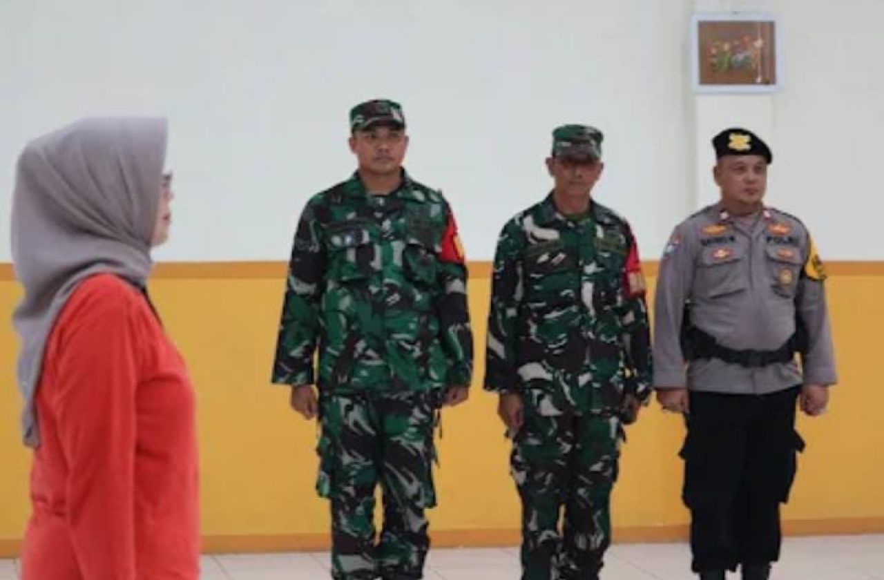 Wujudkan Pemasyarakatan Bersih Halinar Rutan Perempuan Surabaya Razia Gabungan dengan TNI-Polri