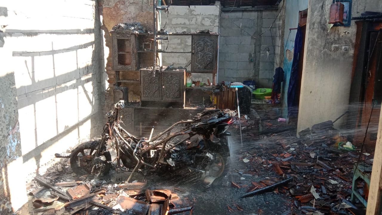 Puing-puing bangunan usai ludes dimakan api di Pemalang