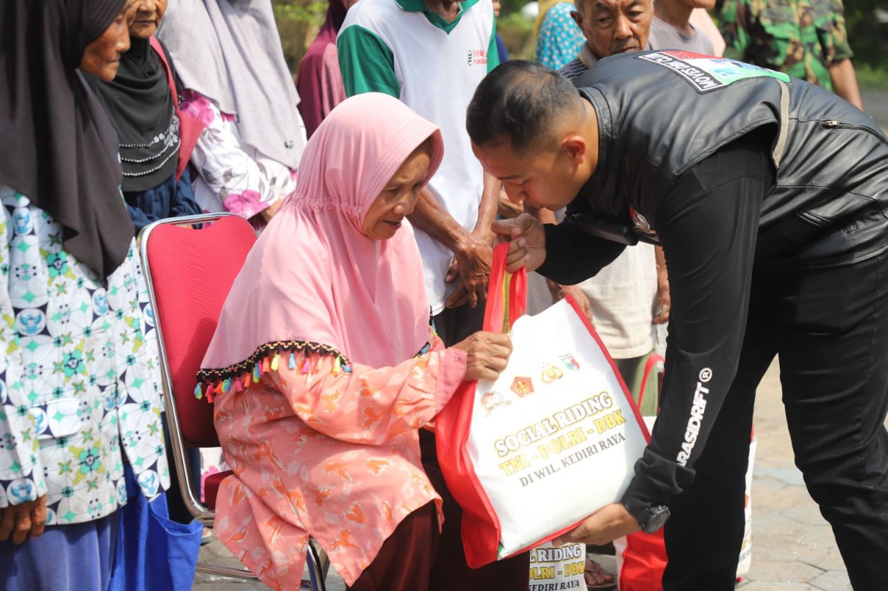 Polres Kediri dan Komunitas DBK Jelajah Desa, Sambil Berbagi untuk Warga
