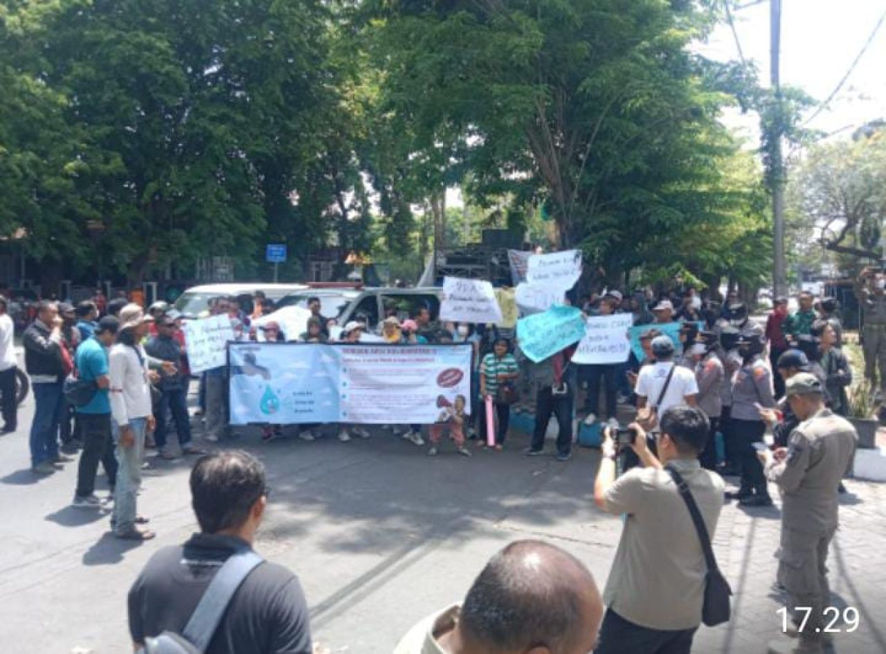 Warga Tambak Oso Demo di PDAM, Dirut Delta Tirta Janji Air Mengalir Akhir Desember