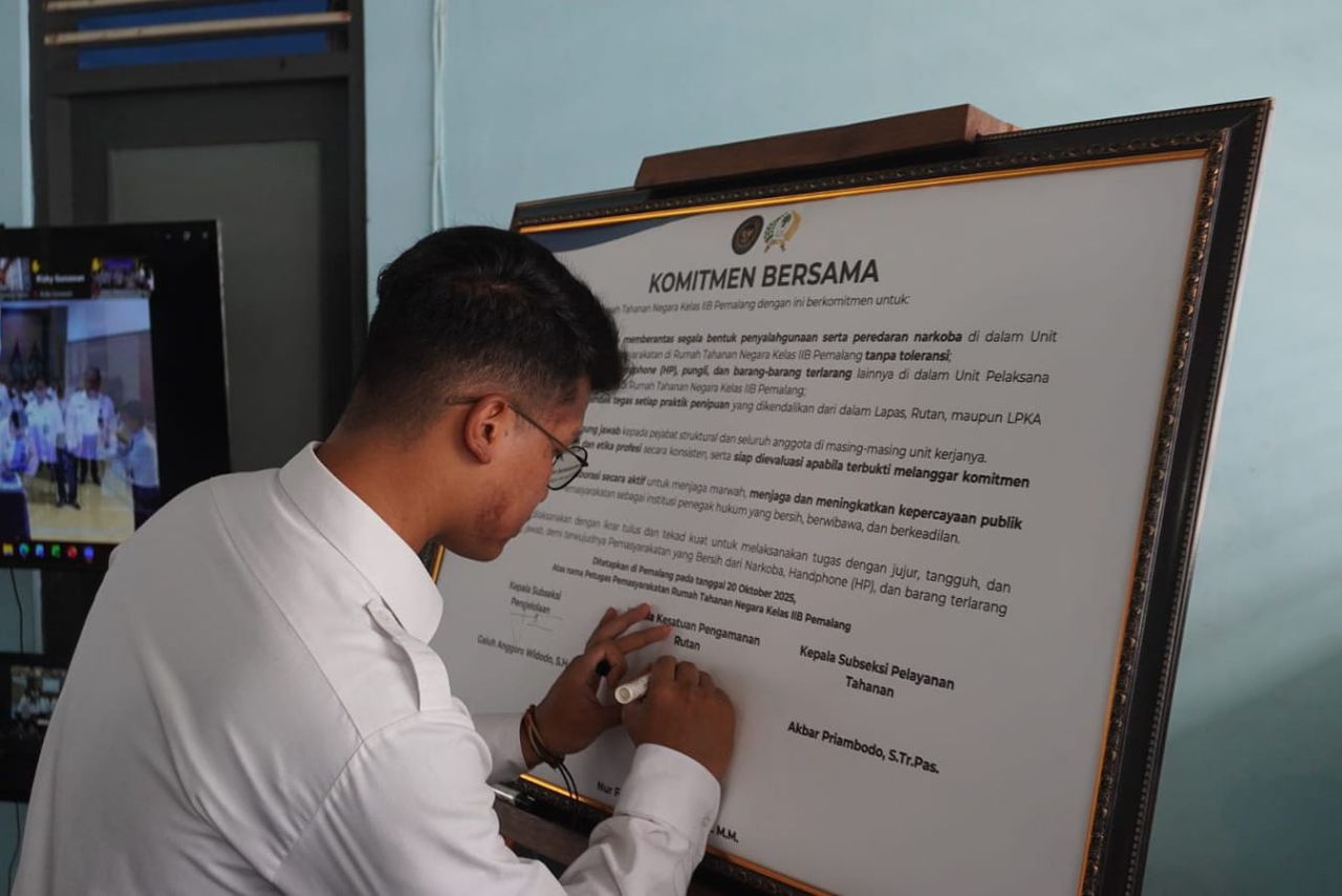 Penandatanganan bersama petugas Lapas memberantas narkoba
