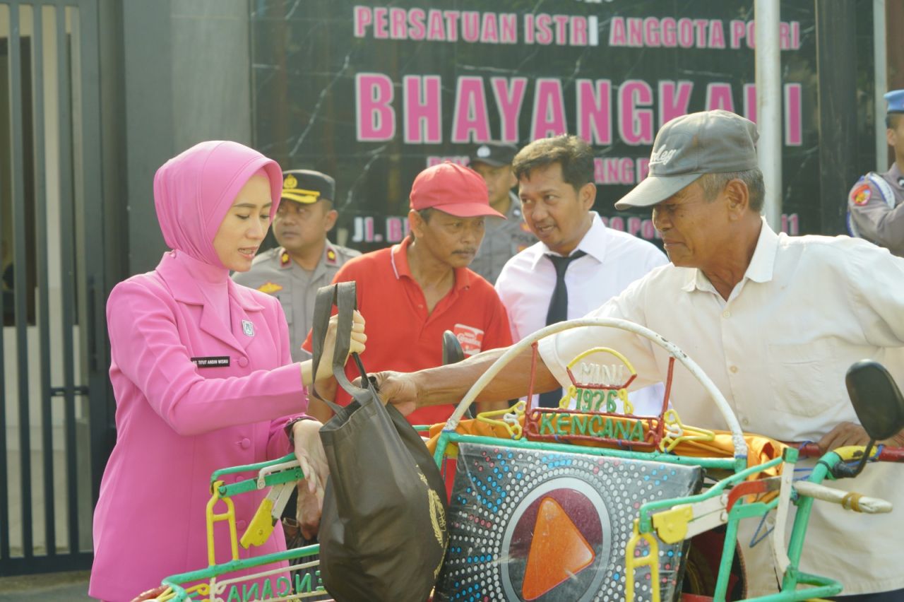 Gelar Baksos, Polisi dan Mahasiswa Sasar Abang Becak