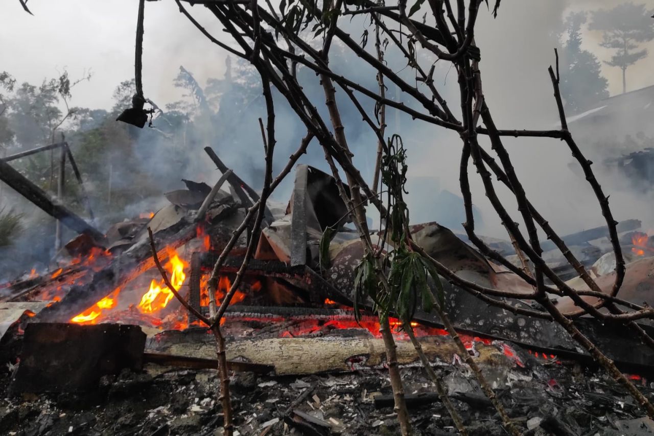 Dibawah Guyuran Hujan, Sebuah Rumah di Pemalang Ludes Terbakar