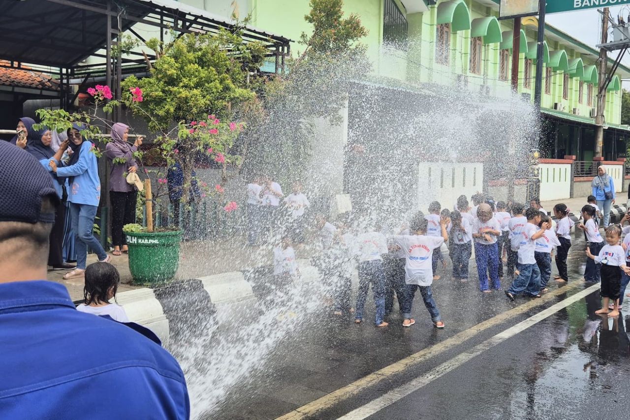 Serunya Anak TK Bermain Air Hujan Buatan Bareng Petugas Damkar