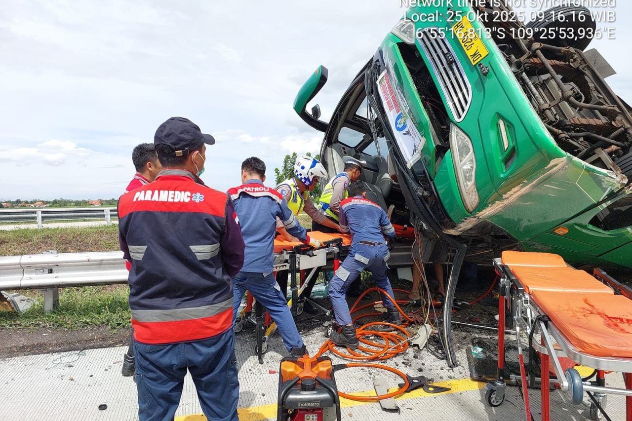 Evakuasi korban kecelakaan Bus Pariwisata di Tol Pemalang