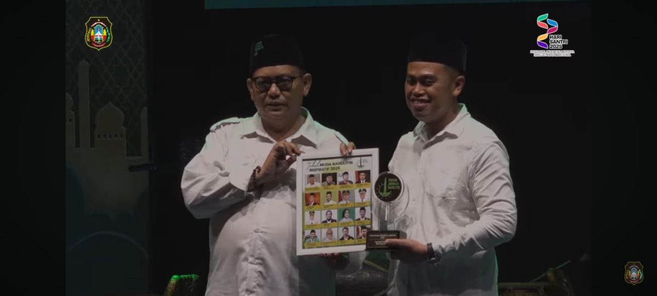 Mas Ibin menerima penghargaan dari FJN