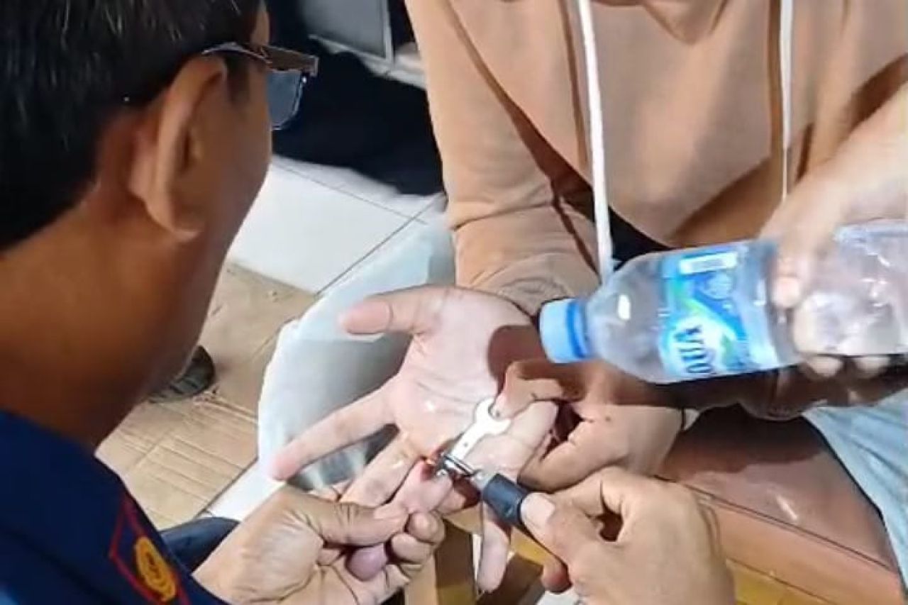 Petugas Damkar saat melepas cincin warga Pemalang