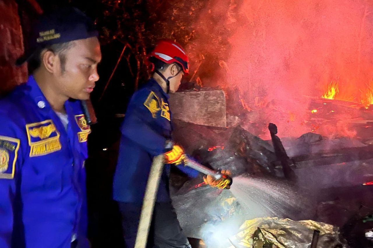 Rumah warga ludes terbakar di lalap api