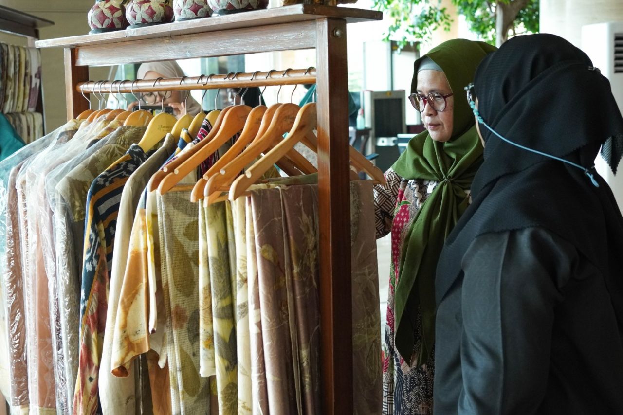 Wyndham Surabaya Angkat Ecoprint Batik Heritage, Rayakan Hari Batik Nasional dengan Cara Berkelanjut