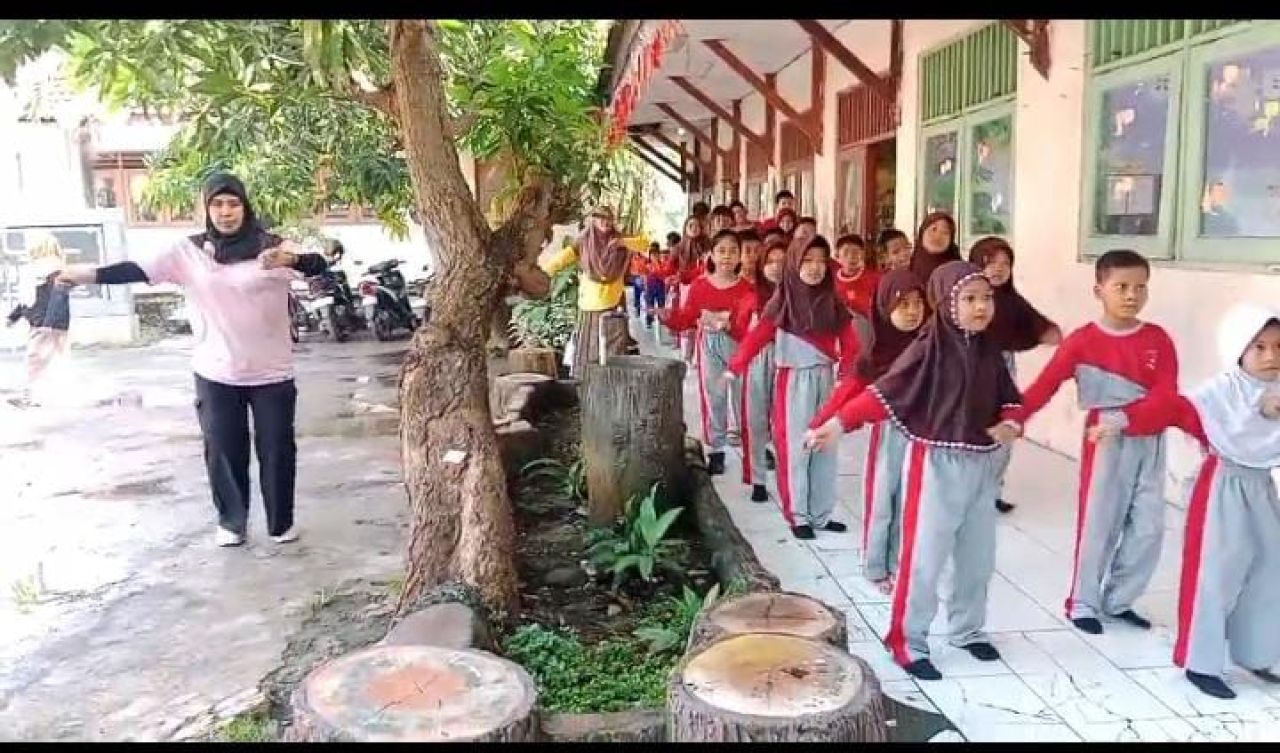 Meski Halaman Becek, Guru dan Siswa SDN 112 Metatu Gresik Tetap Semangat Gelar Senam Sehat