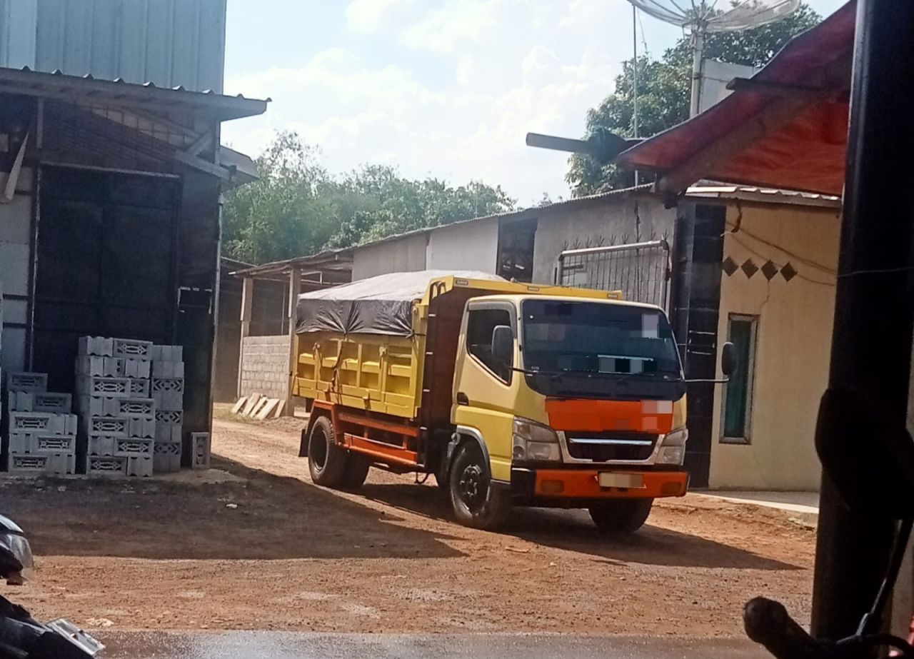 Kendaraan yang diduga melakukan pengangkutan material tanah merah