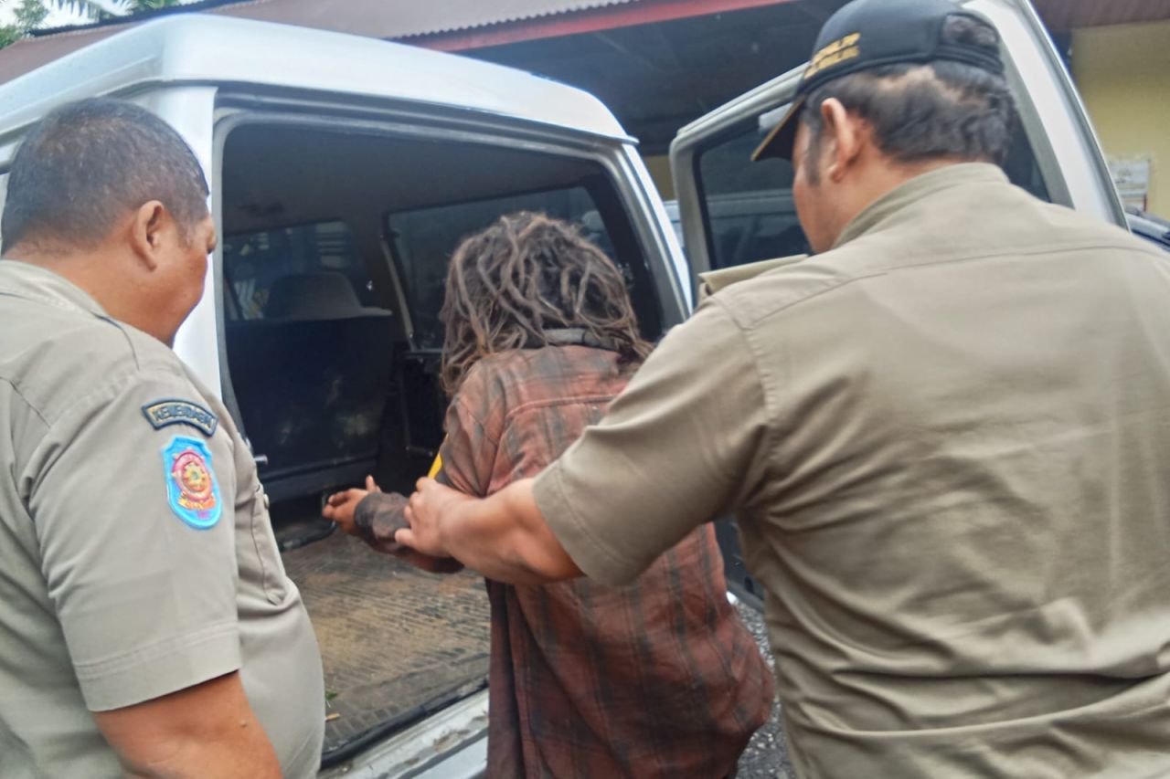 Diduga Alami Gangguan Jiwa, Seorang Pria Kepergok Akan Bawa Motor Warga