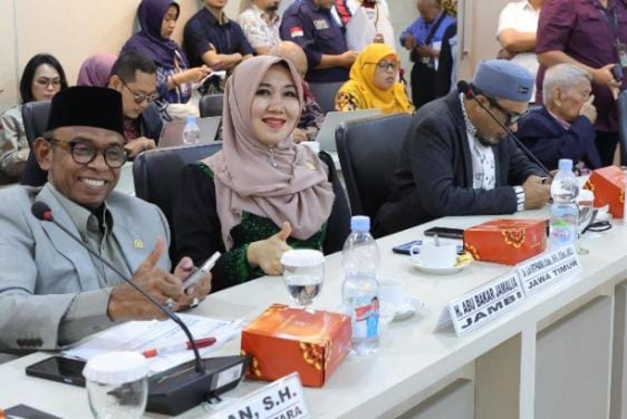 Lia Istifhama (kanan)