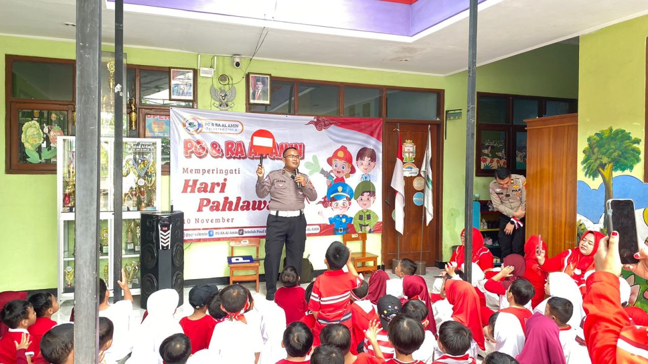 Polantas menyapa anak di PG RA TK Al Amin