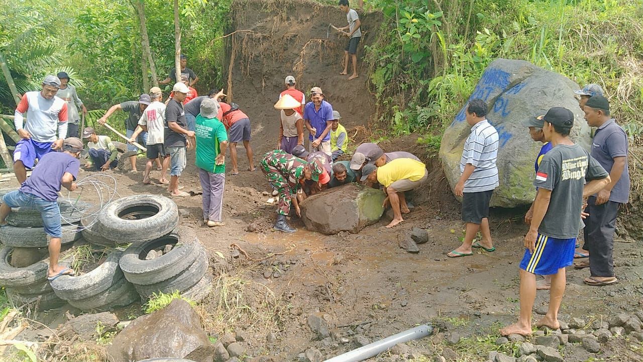 Pembangunan jembatan gantung di Dusun Sidoasri