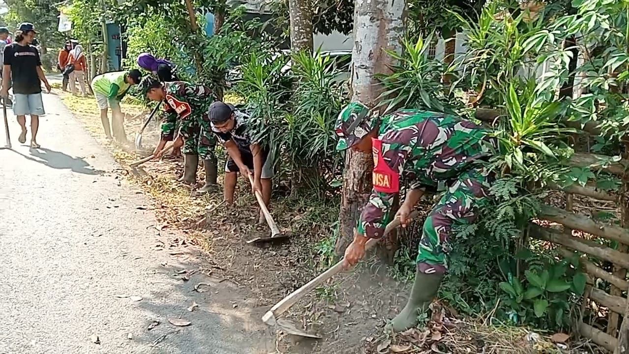 Kerja bakti Babinsa bersama warga