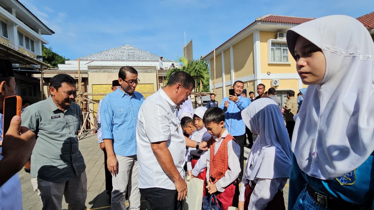 Penyaluran bantuan program KIP