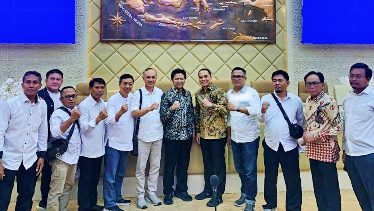 Wakil Gubernur Jatim Emil Elestianto Dardak (batik warna abu-abu) bersama Wali Kota Surabaya Eri Cahyadi (batik warna kuning)