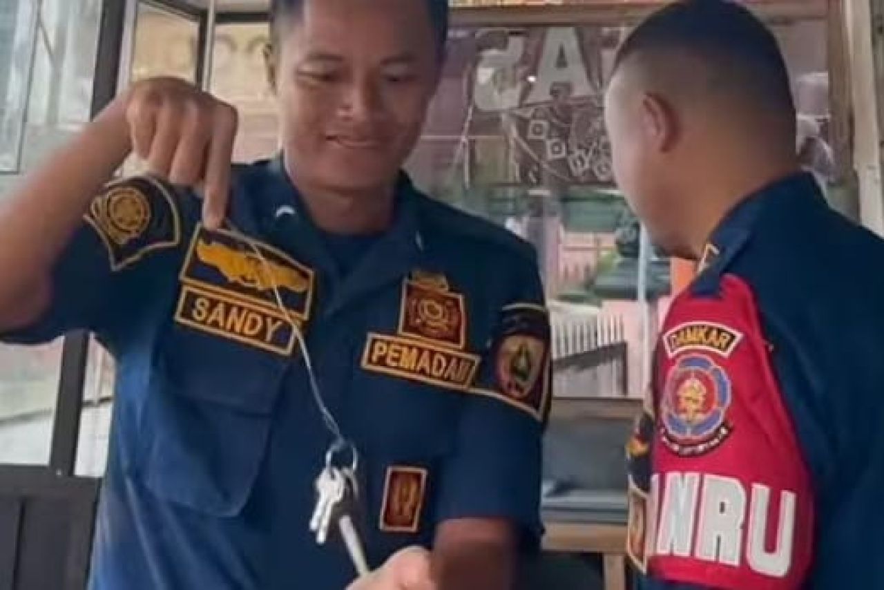 Damkar membantu warga mengambil kunci pintu Ruko