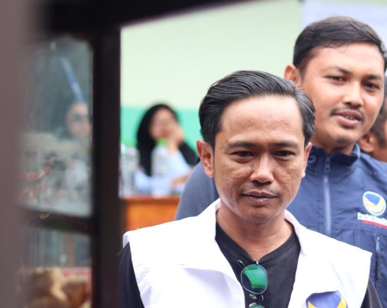 Pengurus Nasdem Jatim disela-sela penyaluran bantuan ke pengungsi Semeru