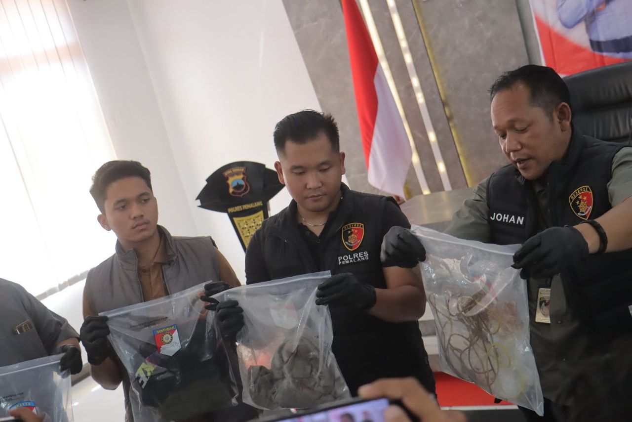 Polres Pemalang saat menunjukkan barang bukti kasus pembunuhan
