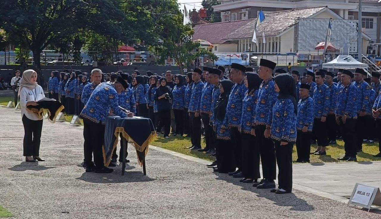 Proses penyerahan SK bagi PPPK paruh waktu Pemkab Majalengka