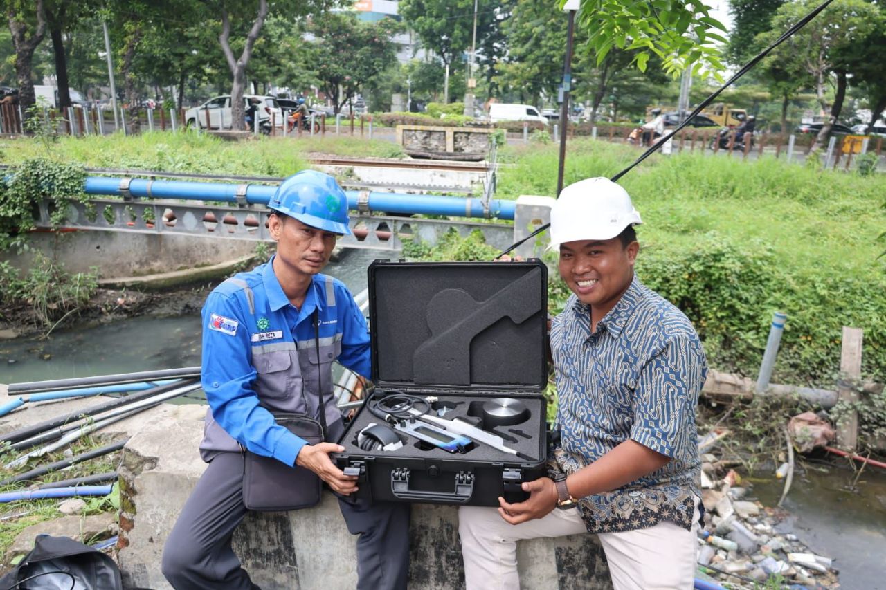 Perumdam Surya Sembada Uji Alat Deteksi Pipa Bocor Berteknologi Tinggi Asal Jerman