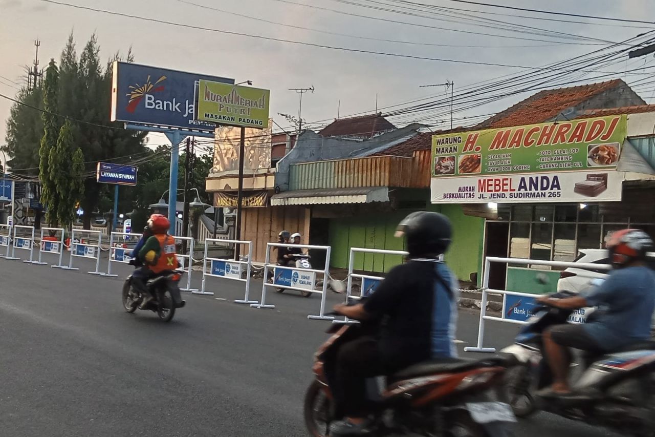 Barikade jalur proyek Citywalk Pemalang