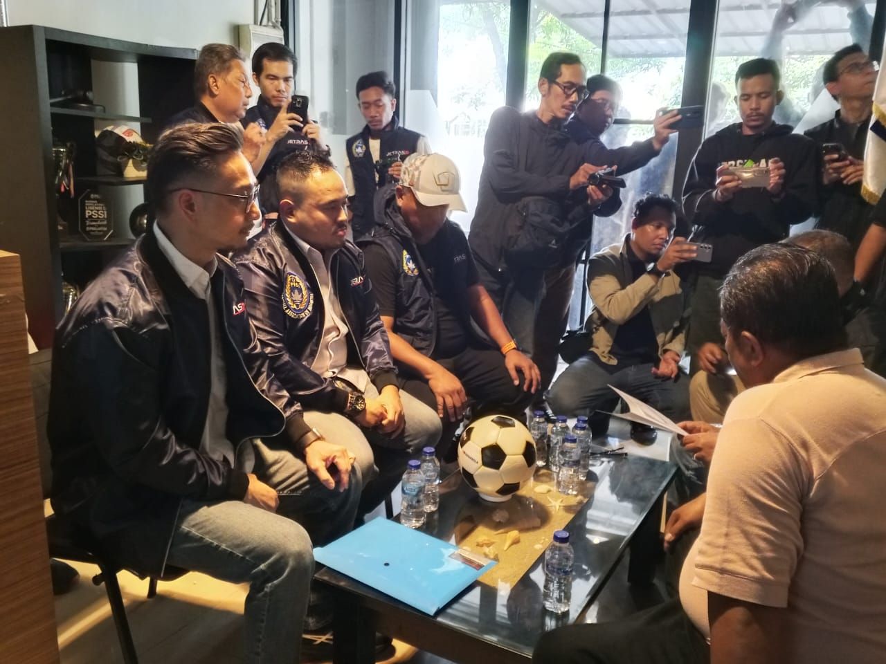 Raja Siahaan bersama tim pendukung menyerahkan dokumen persyaratan calon ketua Asprov PSSI Jatim