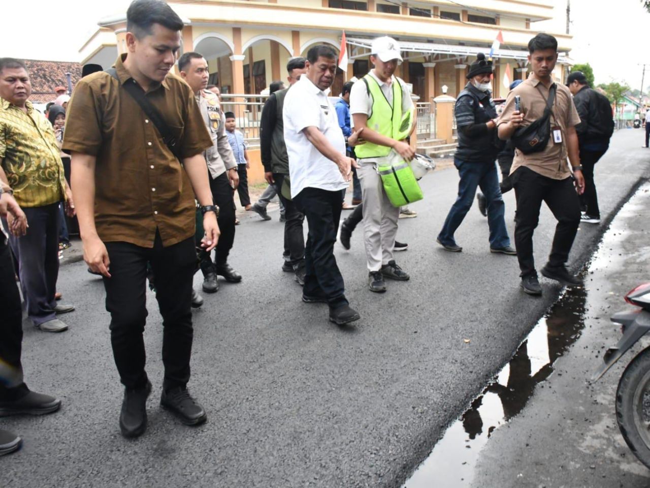 Bupati Eman saat meninjau pembangunan infrastruktur