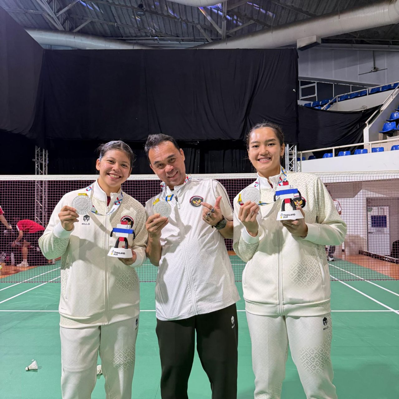 Nita Violina Marwah (kanan)