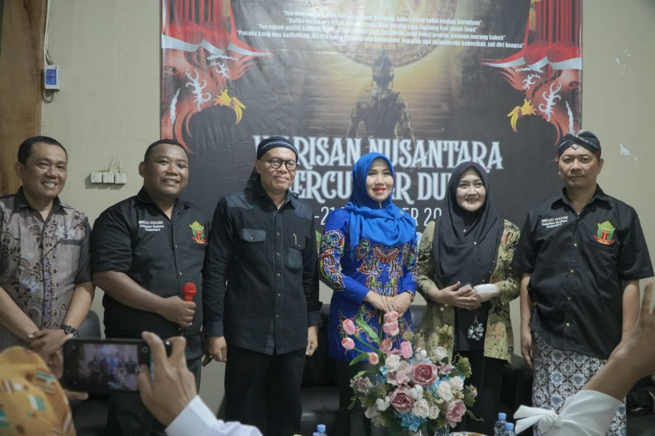 Lia Istifhama bersama para praktisi budaya di Surabaya