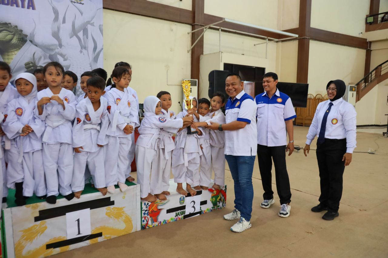 Cak Yebe kasihkan secara simbolis berupa piala kepada para atlet ju-jitsu