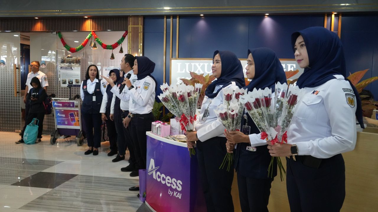 Peringati Hari Ibu, KAI Daop 8 Surabaya Bagikan Bunga dan Souvenir kepada Penumpang