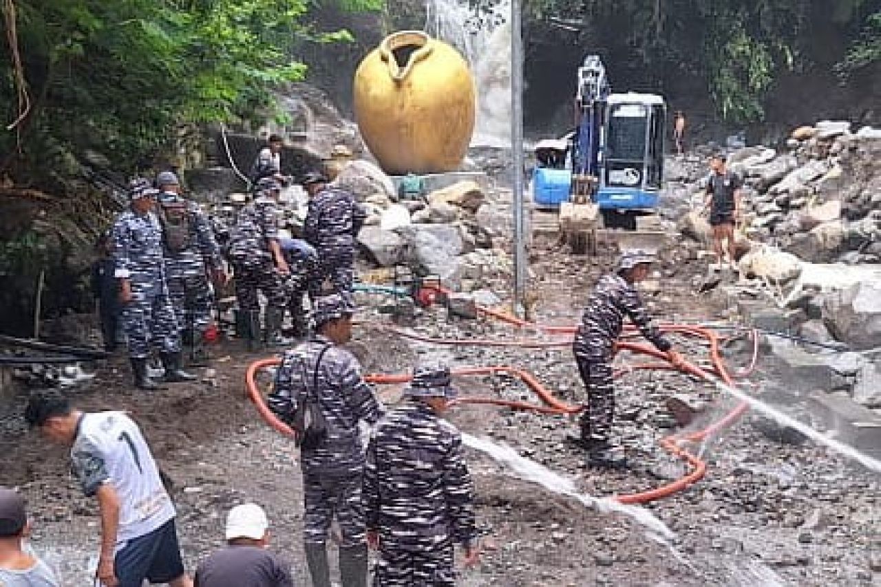 Gerak Cepat Lanal Tegal Bantu Penanggulan Bencana di Kawasan Wisata Guci