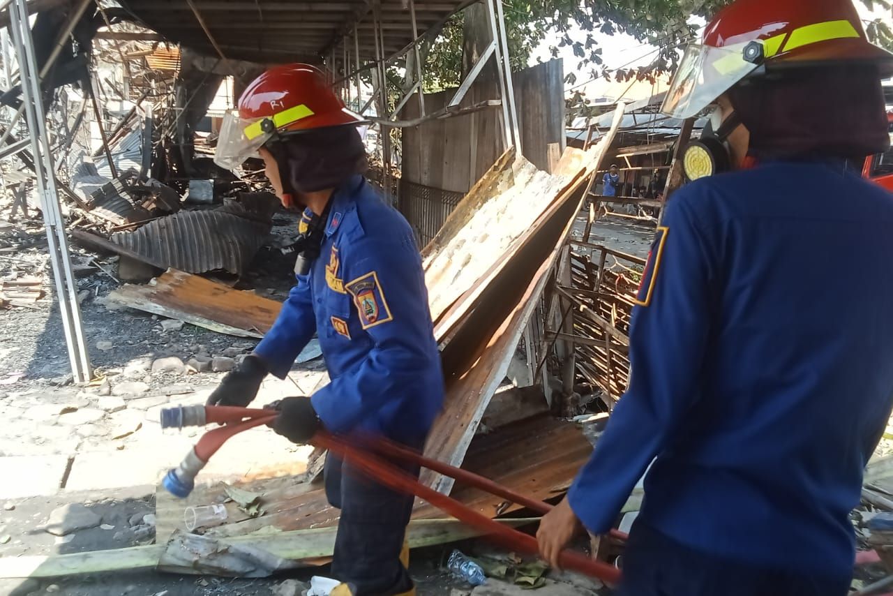 Dua Hari Pasca Kebakaran, Sejumlah Titik Api Masih Terlihat Damkar Lakukan Pemadaman