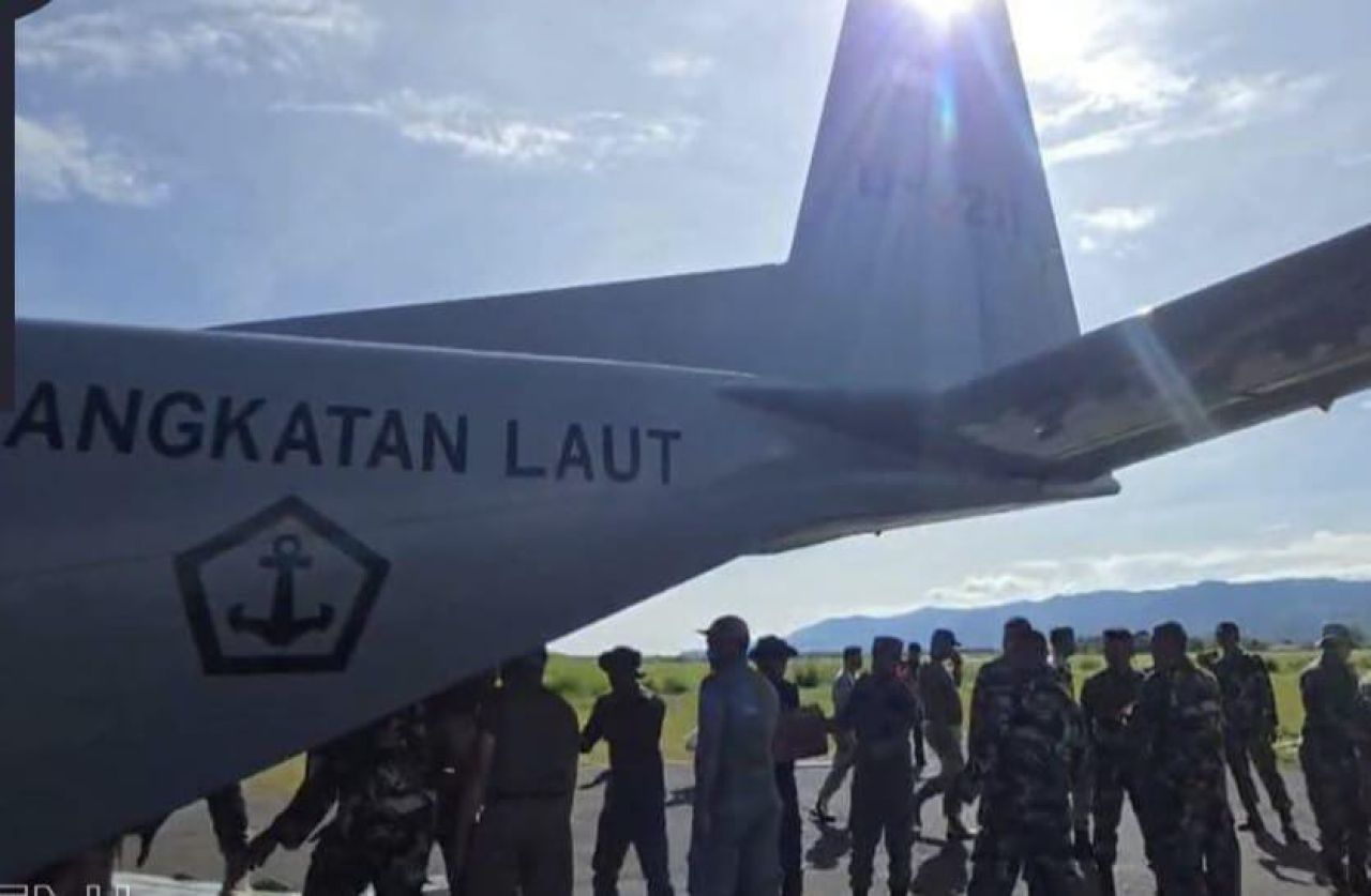 TNI AL Salurkan Bantuan Logistik Melalui Udara untuk Korban Bencana di Takengon, Aceh