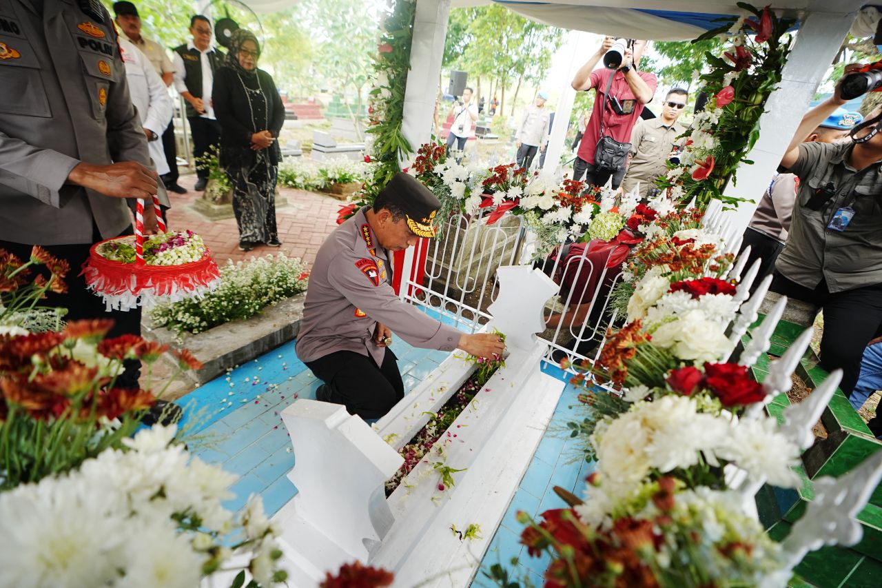 Kapolri di Makam Marsinah