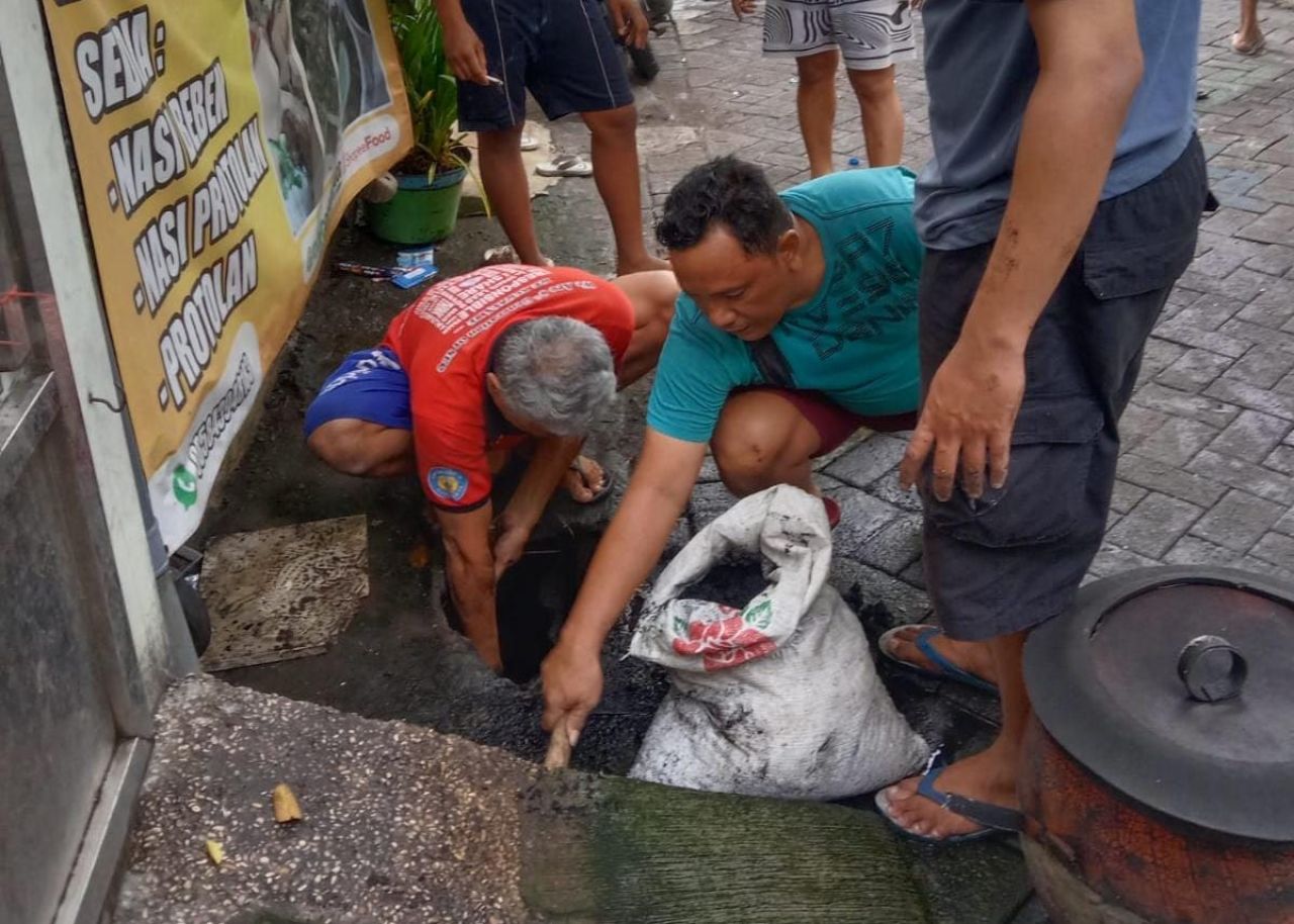 Keterbatasan Drainase, Warga Tanah Kali Kedinding Jaga Lingkungan dengan Gotong Royong